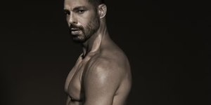 Cauã Reymond posa nu e agita a web no dia do final de "Vale Tudo"