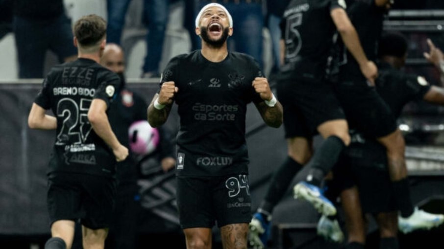 Na goleada sobre o Athletico-PR, Memphis marcou seu primeiro gol pelo Corinthians