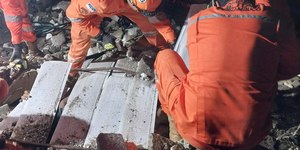 Idoso fica soterrado após desabamento de imóvel em Olinda (PE)