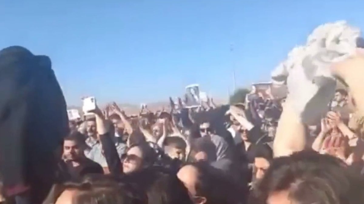 Mulheres do Irã tiram os hijabs e gritam em protesto contra a morte de Mahsa Amini