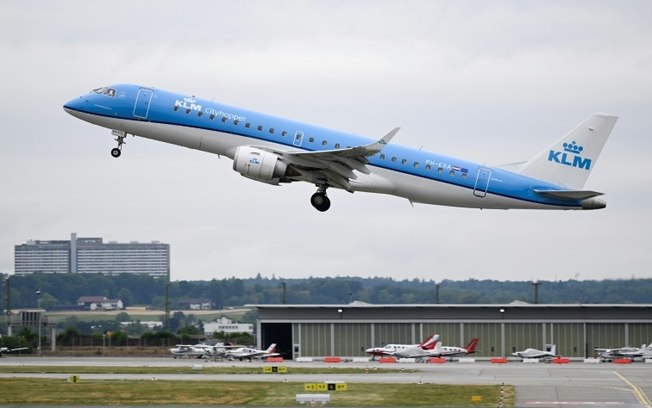 Um avião da companhia aérea KLM decola do aeroporto de Stuttgart, Alemanha, em 18 de julho de 2023