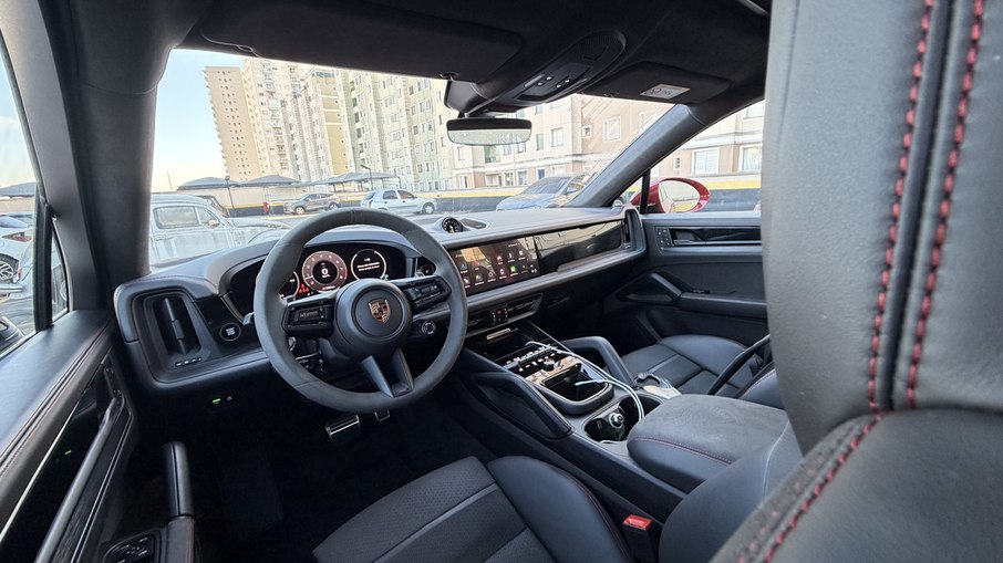 Cabine do Cayenne GTS Coupé traz bancos esportivos adaptativos e acabamento voltado à esportividade sem abrir mão do conforto.