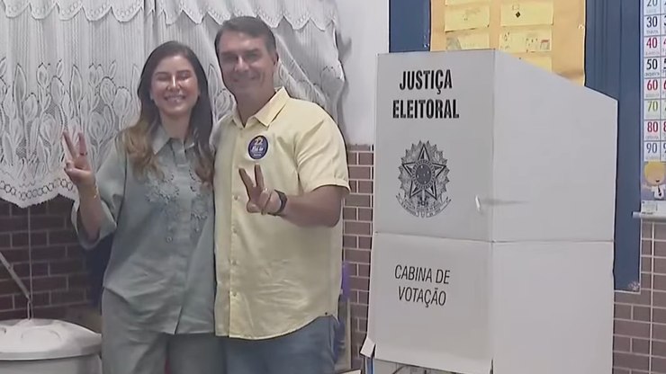 Fl%C3%A1vio%20Bolsonaro%20vota%20no%20Rio%20acompanhado%20da%20esposa