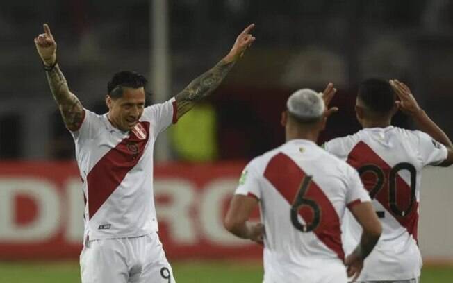 Cueva brilha, Peru bate Paraguai e vai à repescagem para Copa do Mundo