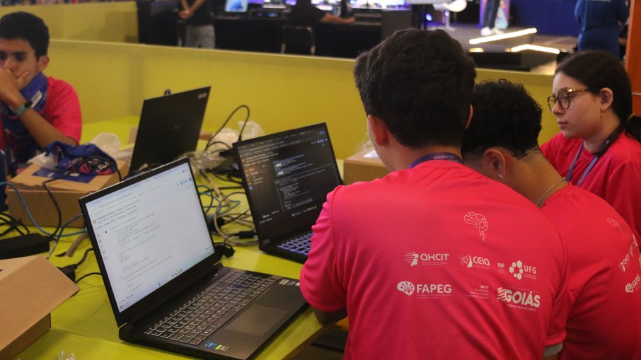 Participantes com camisetas do Ceia-UFG, FAPEG e Governo de Goiás durante evento de inteligência artificial na UFG; centro anuncia R$ 78 milhões em investimentos até 2031