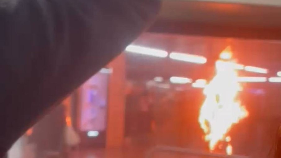 Homem coloca fogo no próprio corpo na estação São Bento, em SP Homem coloca fogo no próprio corpo na estação São Bento, em SP