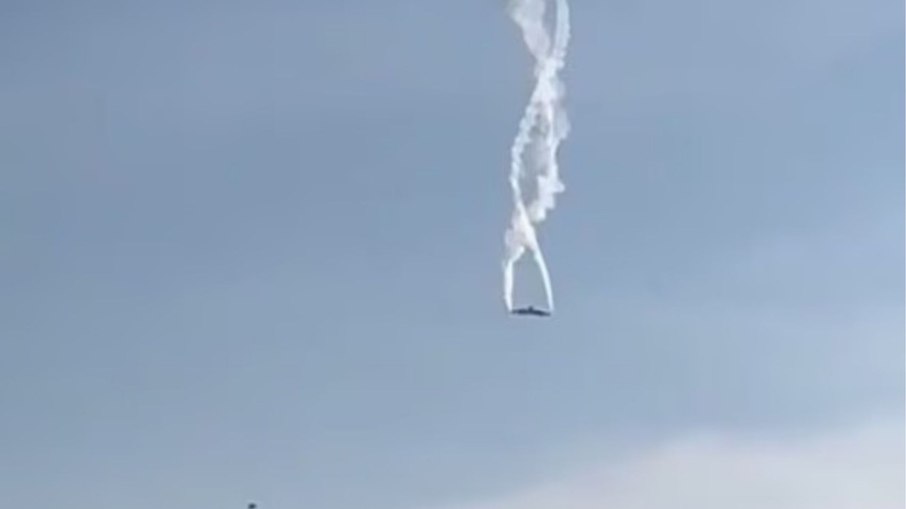 Avião militar com 20 pessoas a bordo pega fogo e cai Avião militar com 20 pessoas a bordo pega fogo e cai