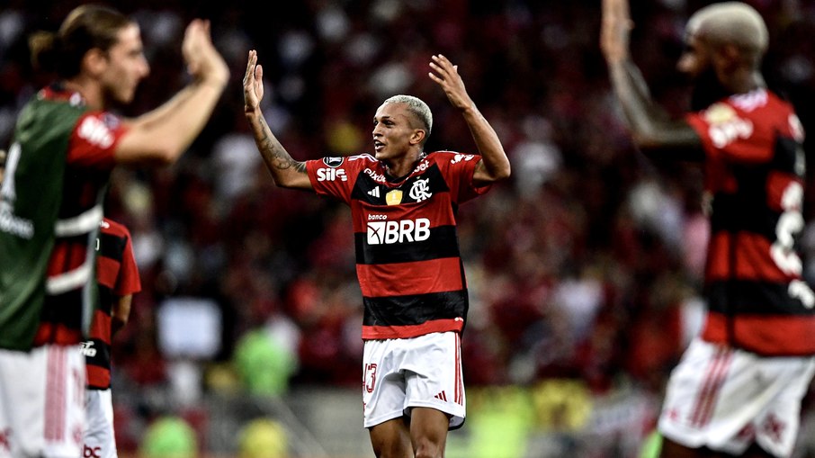 Flamengo vence o Racing no Maracanã 