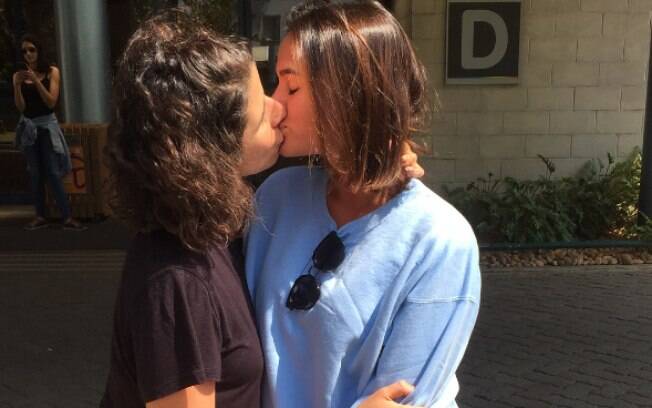 No Instagram, Flora Diegues publicou fotos beijando várias atrizes para protestar contra a 