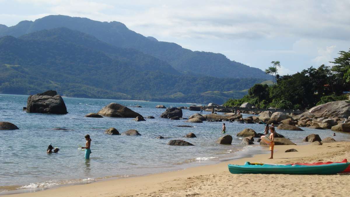 Praia do Julião - São Paulo: Localizada em Ilhabela, litoral norte do estado de São Paulo, é uma praia de areias finas e brancas, com pedras submersas que formam pequenas piscinas naturais.