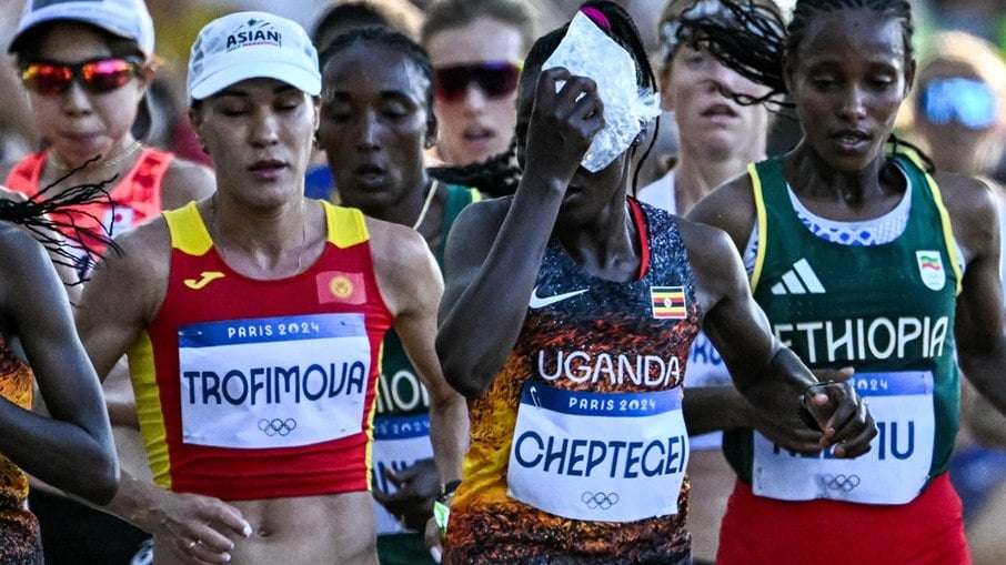 Rebecca Cheptegei leva um saco de gelo ao rosto durante maratona nos Jogos Olímpicos de Paris