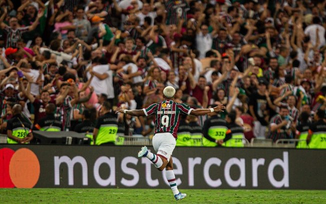 John Kennedy corre para celebrar gol da Glória Eterna pelo Fluminense