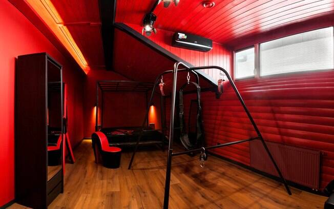 A semelhança com o 'quarto vermelho' de Christian Grey torna a Sala de Dominação o quarto mais popular do hotel