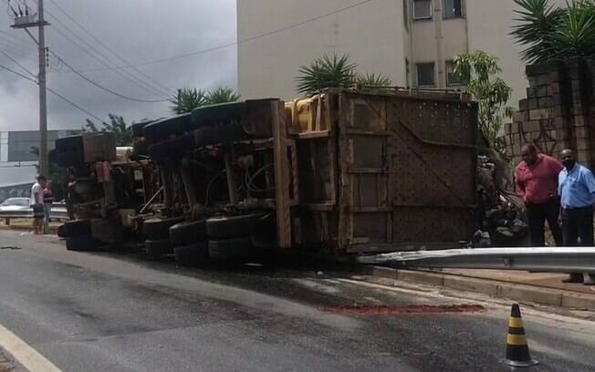 Caminhão com 23 toneladas de lixo tomba e derruba muro