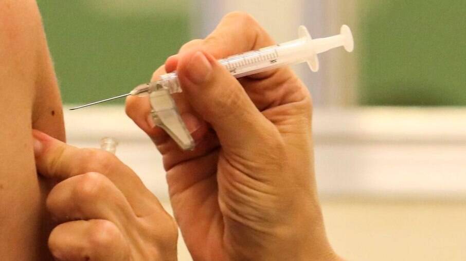 CEO da Johnson & Johnson fala em 'imunização anual' contra Covid