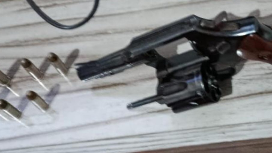 Uma arma de fogo e munições foram apreendidas no local. Uma arma de fogo e munições foram apreendidas no local.