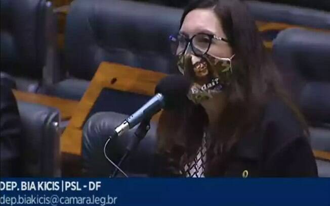 Deputada do PSL usou a máscara de proteção contra o Covid-19 com a frase dita pelo presidente Bolsonaro