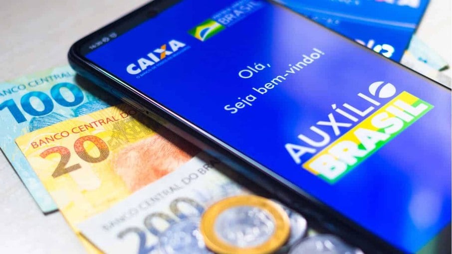 Auxílio Brasil: cartões com chip, que podem ser usados em compras no débito, começam a ser distribuídos