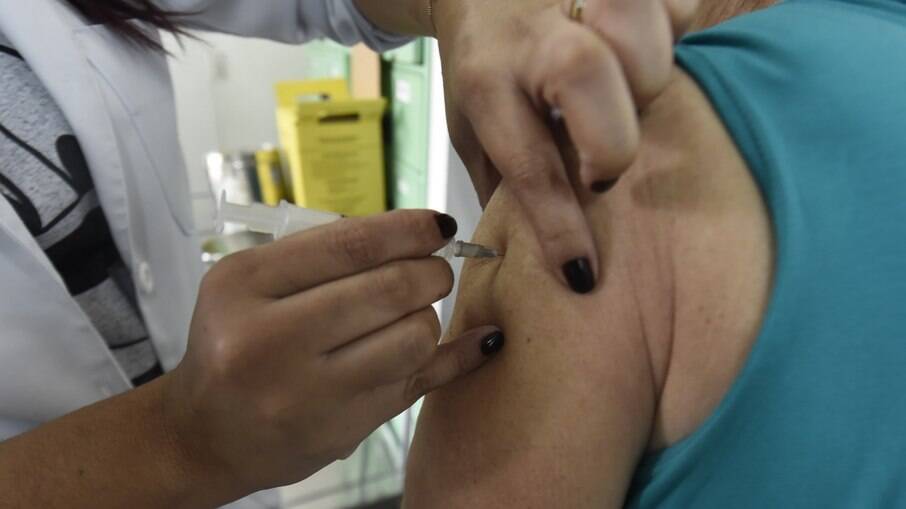 Como a população idosa dessa faixa etária também está apta a receber a dose contra a gripe, vale ressaltar que ambas as vacinas podem ser aplicadas simultaneamente. Como a população idosa dessa faixa etária também está apta a receber a dose contra a gripe, vale ressaltar que ambas as vacinas podem ser aplicadas simultaneamente.