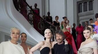 Desfile da Valentino tem modelos grisalhas e diversidade de corpos