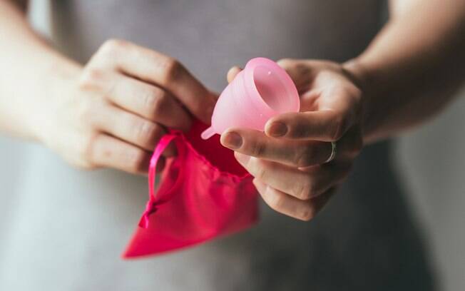 Coletor menstrual, além de ajudar o meio ambiente, ajuda as mulheres que não gostam do contato direto com o sangue 