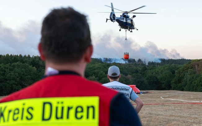 Incêndio florestal no distrito de Düren se alastrou por uma área de aproximadamente 25 hectares Incêndio florestal no distrito de Düren se alastrou por uma área de aproximadamente 25 hectares