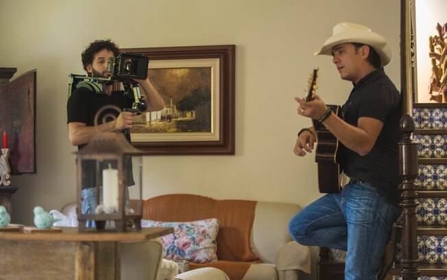 O clipe 'Casa Amarela' é uma produção de Rafael Almeida para a dupla Guilherme & Santiago