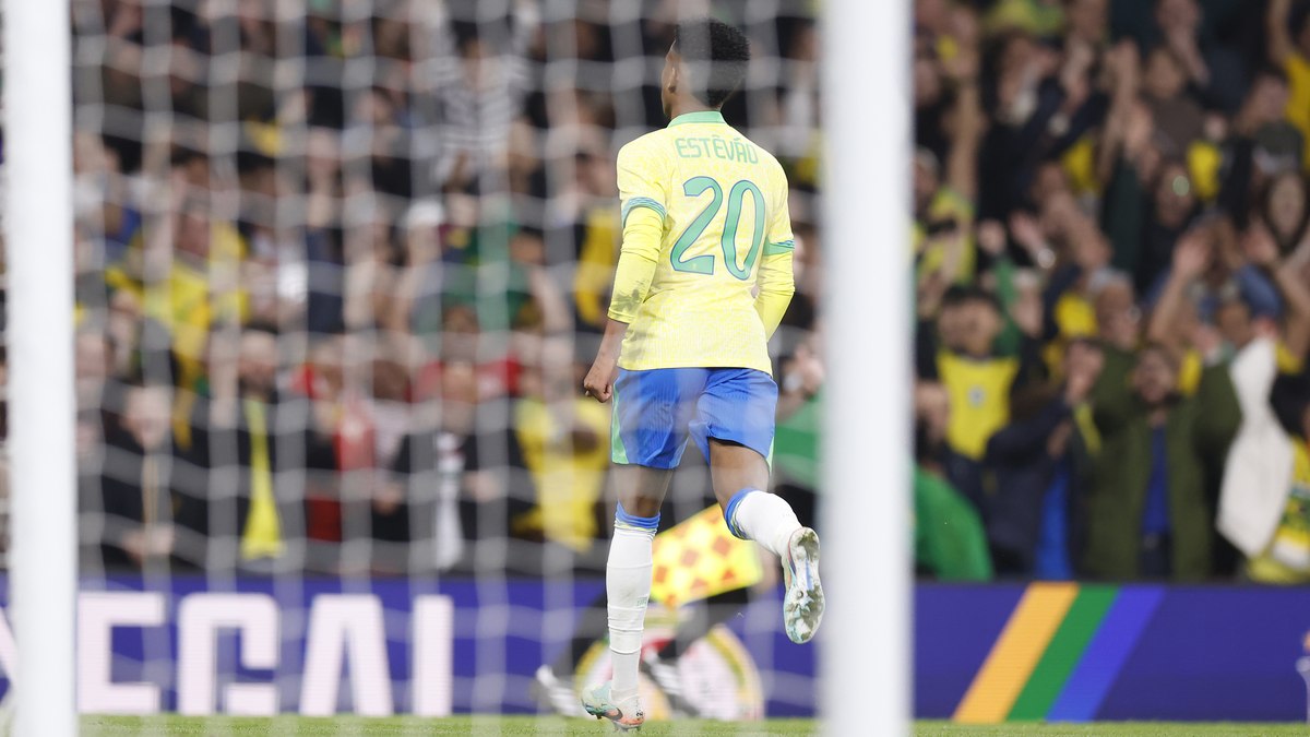 Estêvão comemora gol contra Senegal