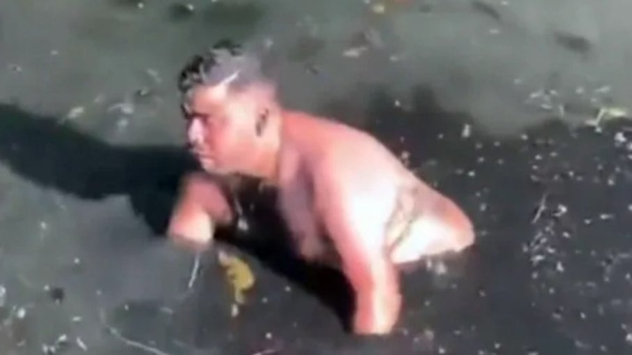 Homem pula em esgoto no Rio de Janeiro e encontra iPhone perdido