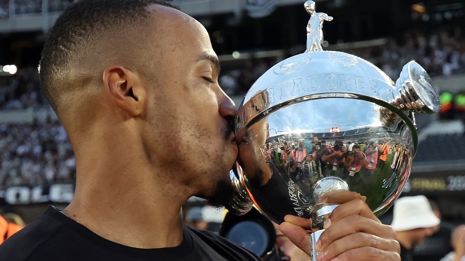 Marlon Freitas levou a taça de campeão pelo Botafogo