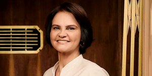 Autora indicada ao Emmy renova contrato com a Globo