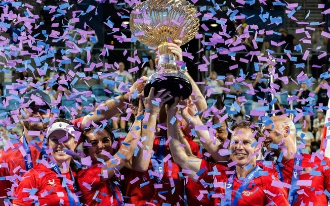 Equipe dos Estados Unidos levanta o troféu da United Cup depois da vitória sobre a Poônia na final disputada neste domingo (5), em Sydney