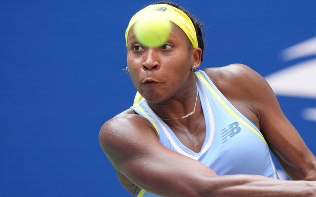 Coco Gauff devolve uma bola para Varvara Gracheva no Aberto dos Estados Unidos em 26 de agosto de 2024