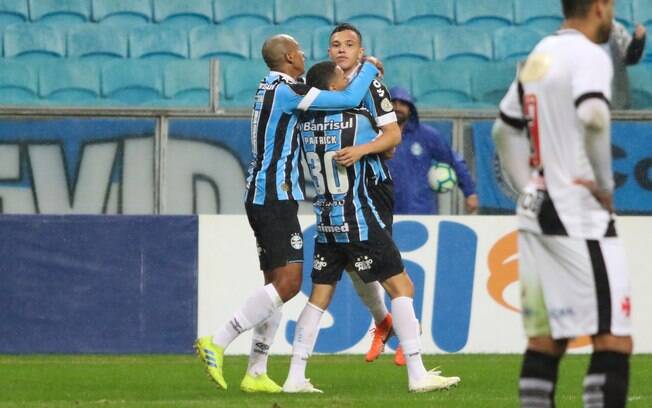 Pepe comemora com seus companheiros o segundo gol que deu a vitória ao Grêmio sobre o Vasco