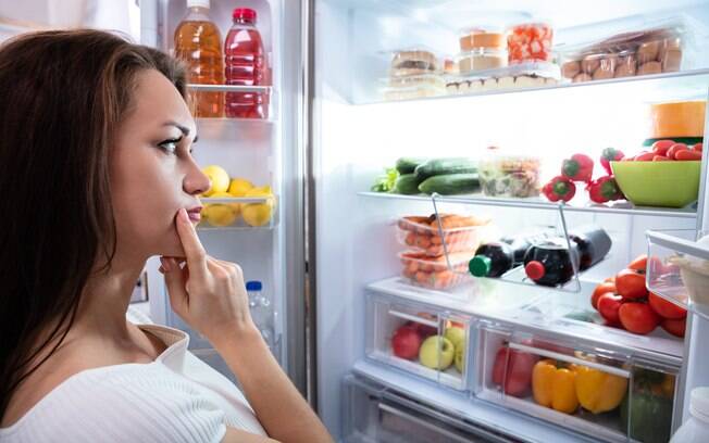 Organizar a geladeira, deixando alimentos saudáveis mais visíveis é um tipo de atitude que pode ajudar a emagrecer