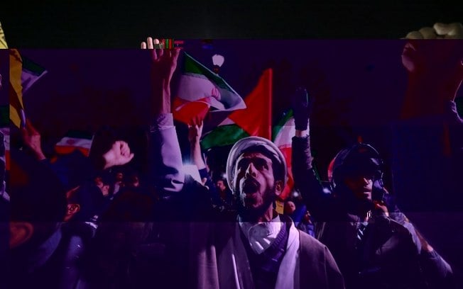 Manifestantes queimam uma bandeira israelense durante o funeral de sete membros da Guarda Revolucionária mortos em um bombardeio na Síria, que o governo iraniano atribuiu a Israel, em Teerã, 5 de abril de 2024