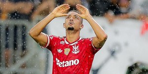 Rival ajuda contra o Palmeiras, e Flamengo assume liderança