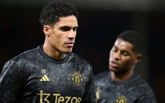 O zagueiro do Manchester United, Raphael Varane (à esq.), antes da partida da FA Cup contra o Nottingham Forest em 28 de fevereiro de 2024, no City Ground, Nottingham.