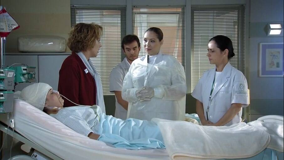 Eva não concorda com os cuidados de Ana no hospital