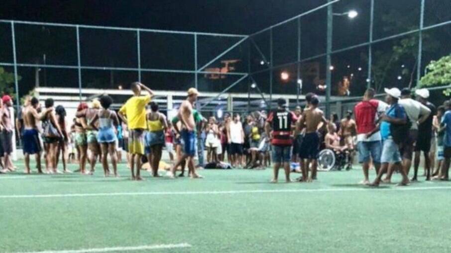 Criminosos atiram e matam duas pessoas em campo de futebol