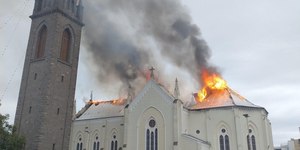 VÍDEO: igreja é destruída por incêndio de grande proporção no RS