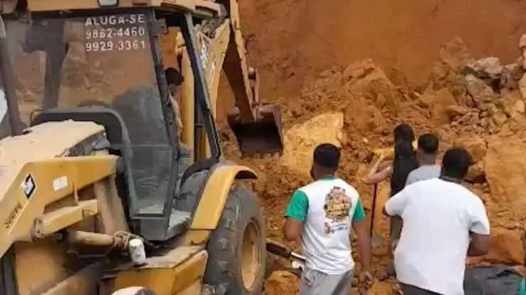 Obra embargada desaba, mata 4 e expulsa família de casa