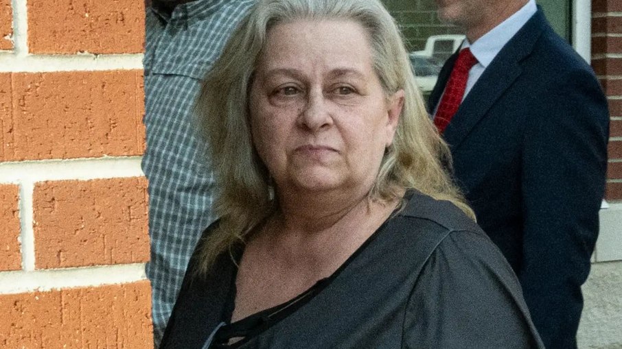 Michele Lyn Hundley Smith chega ao tribunal do condado de Rockingham para audiência relacionada a um mandado antigo, na Carolina do Norte