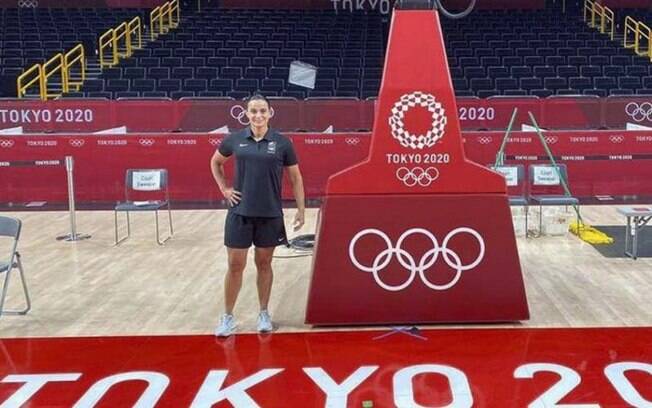 Brasileira vira a primeira mulher a apitar um jogo de basquete masculino nos Jogos Olímpicos