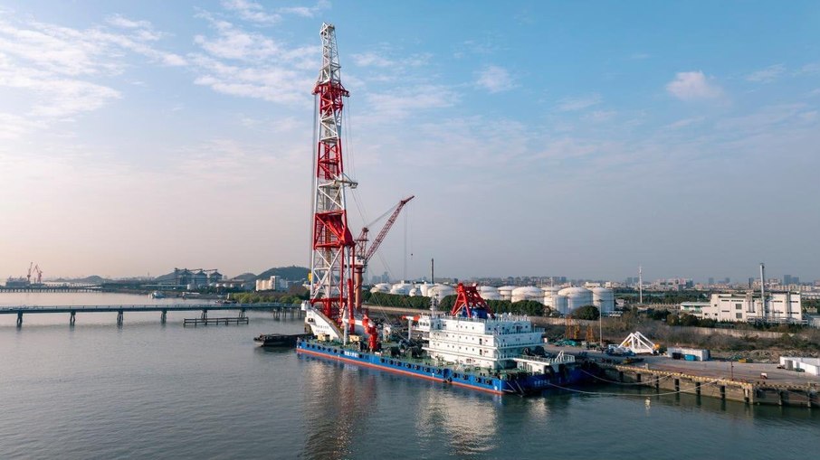 Tie Jian Da Qiao Zhuang 1 é o maior navio cravador de estacas do mundo Tie Jian Da Qiao Zhuang 1 é o maior navio cravador de estacas do mundo
