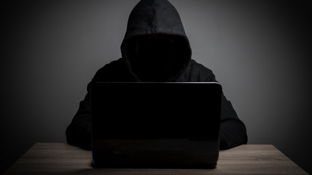 Sites clandestinos frequentemente abrigam ameaças não tão visíveis para a pessoa mais desavisada, como phishings e vírus disfarçados de propaganda aparentemente inofensiva. Saiba mais em: www.enetsec.com
