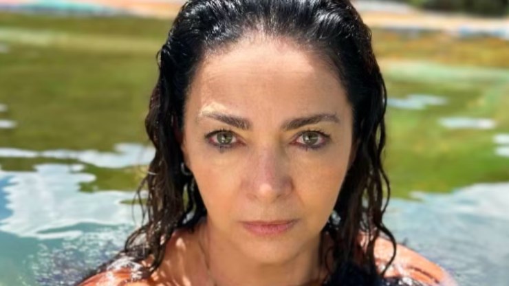 Claudia Ohana posa seminua em meio à natureza e ganha elogios