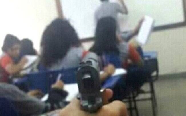 Aluno postou uma foto nas redes sociais apontando uma arma para um professor em sala de aula
