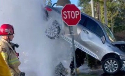 Jato de hidrante faz carro voar após batida; vídeo