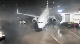 Avião é arrastado por fortes ventos em aeroporto
